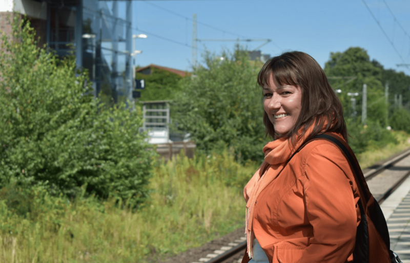 Beate Raudies am Bahnsteig vor den Gleisen in Tornesch